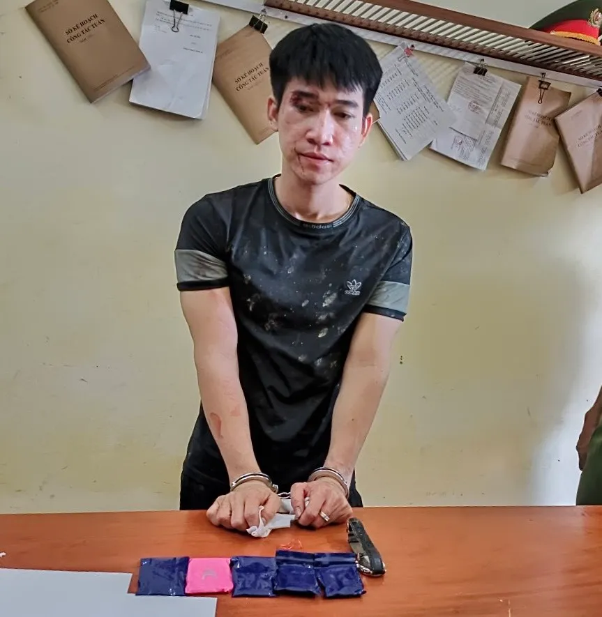 Quảng Bình:  Bắt quả tang đối tượng vận chuyển trái phép gần 1000 viên ma túy - Ảnh 1.