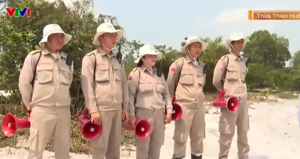 Ngày mới theo chân những người rà phá bom mìn - Ảnh 1.