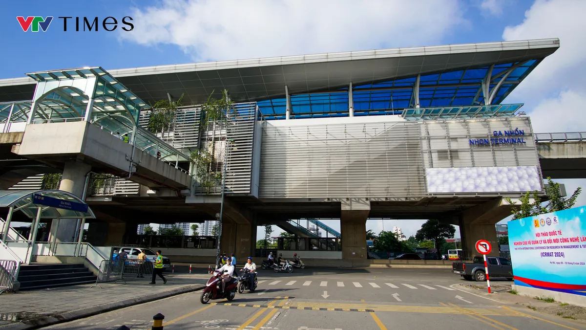Người dân háo hức trải nghiệm đoạn trên cao Metro Nhổn - ga Hà Nội  - Ảnh 1.