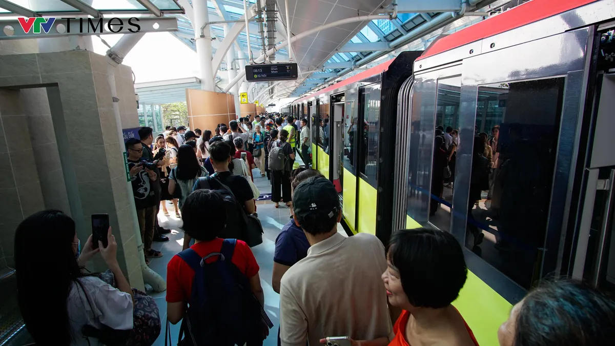 Người dân háo hức trải nghiệm đoạn trên cao Metro Nhổn - ga Hà Nội  - Ảnh 7.