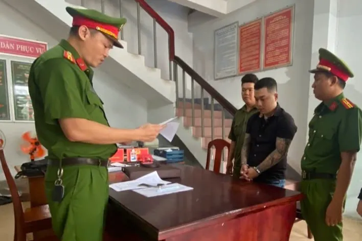 Bắt tạm giam đối tượng dùng giấy tờ giả để cầm cố ô tô - Ảnh 1.