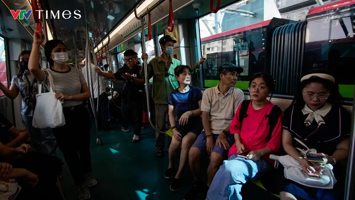 Người dân háo hức trải nghiệm đoạn trên cao Metro Nhổn - ga Hà Nội  - Ảnh 9.