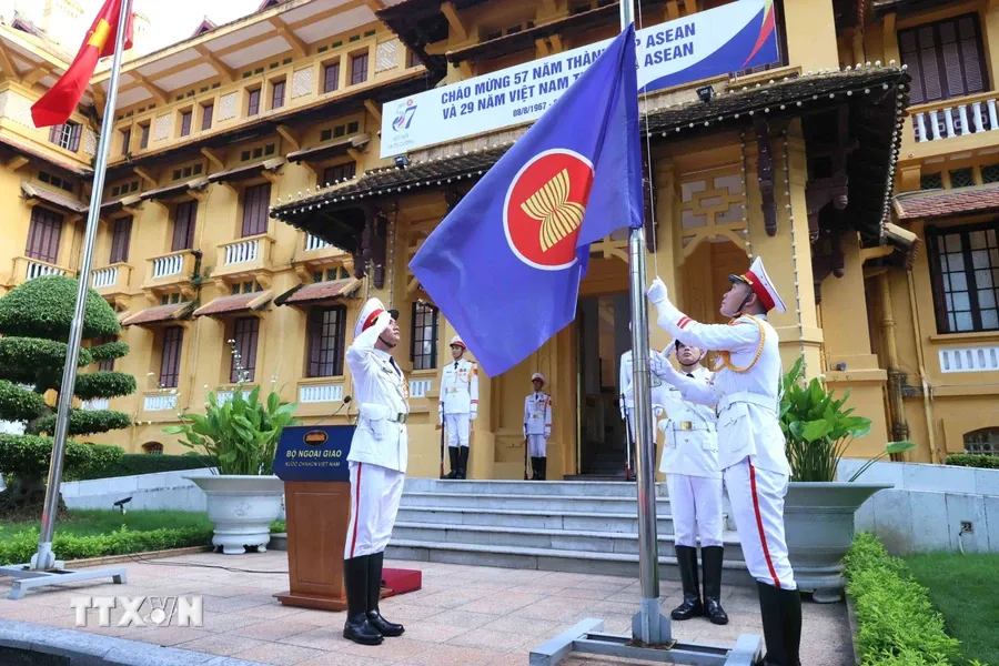 Lễ thượng cờ kỷ niệm 57 năm Ngày thành lập ASEAN - Ảnh 2. Lễ thượng cờ kỷ niệm 57 năm Ngày thành lập ASEAN - Ảnh 2.