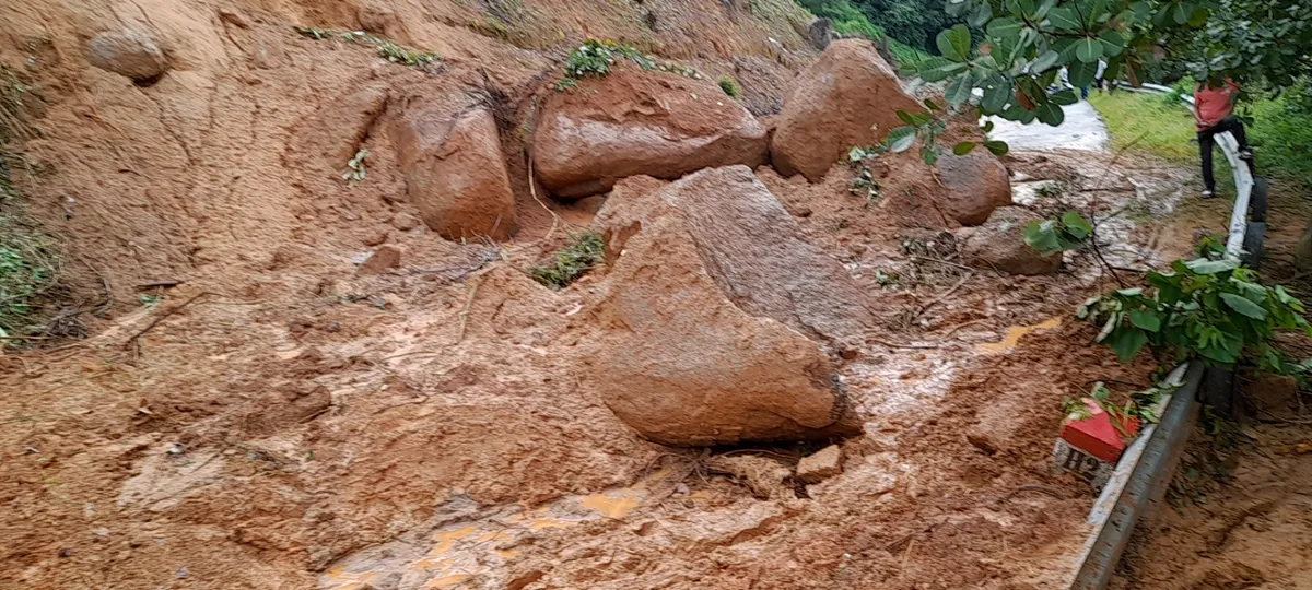Bình Thuận: 1 người chết do lũ cuốn, sạt lở nặng đèo Tà Pứa - Ảnh 3.