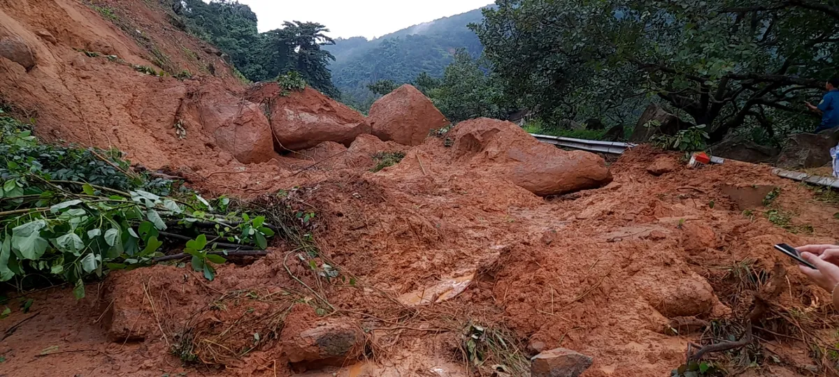 Bình Thuận: 1 người chết do lũ cuốn, sạt lở nặng đèo Tà Pứa - Ảnh 2.