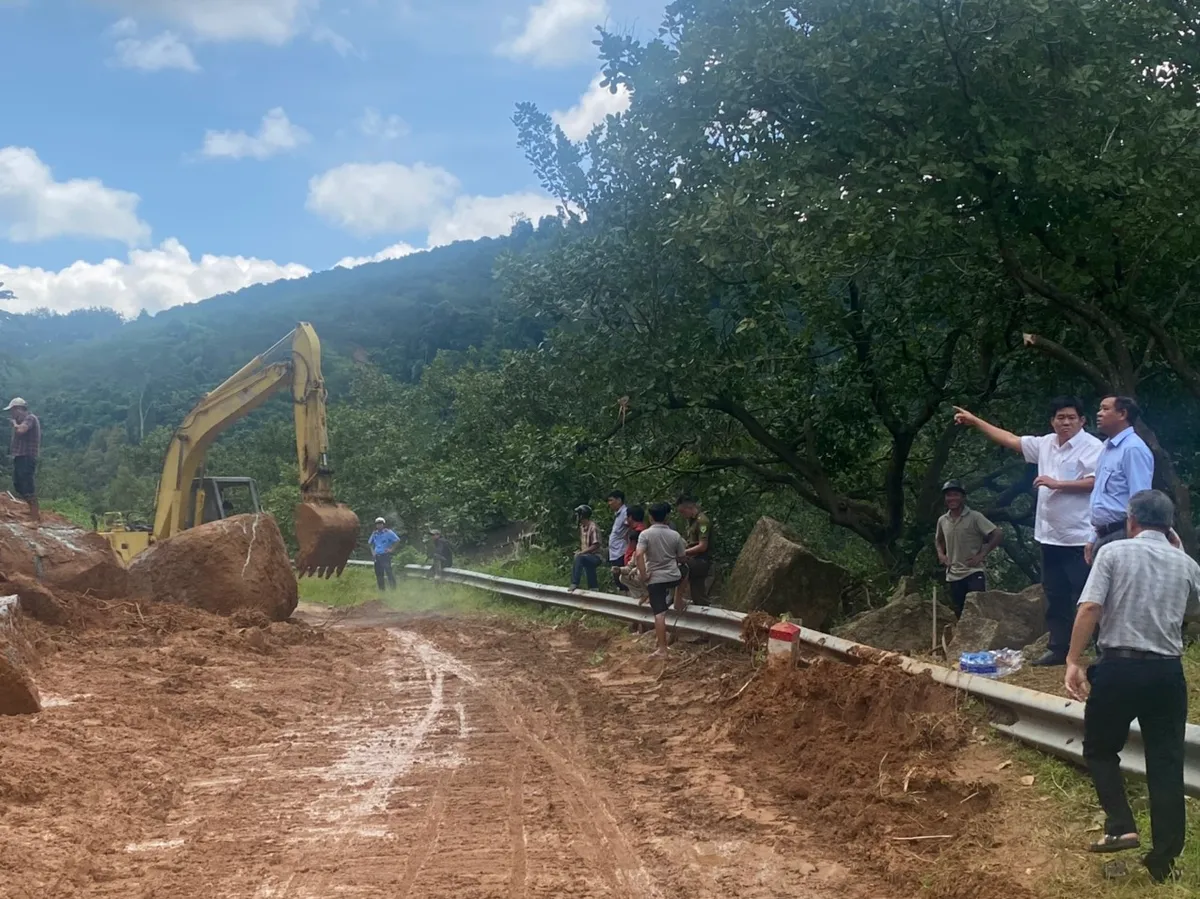 Bình Thuận: 1 người chết do lũ cuốn, sạt lở nặng đèo Tà Pứa - Ảnh 5.