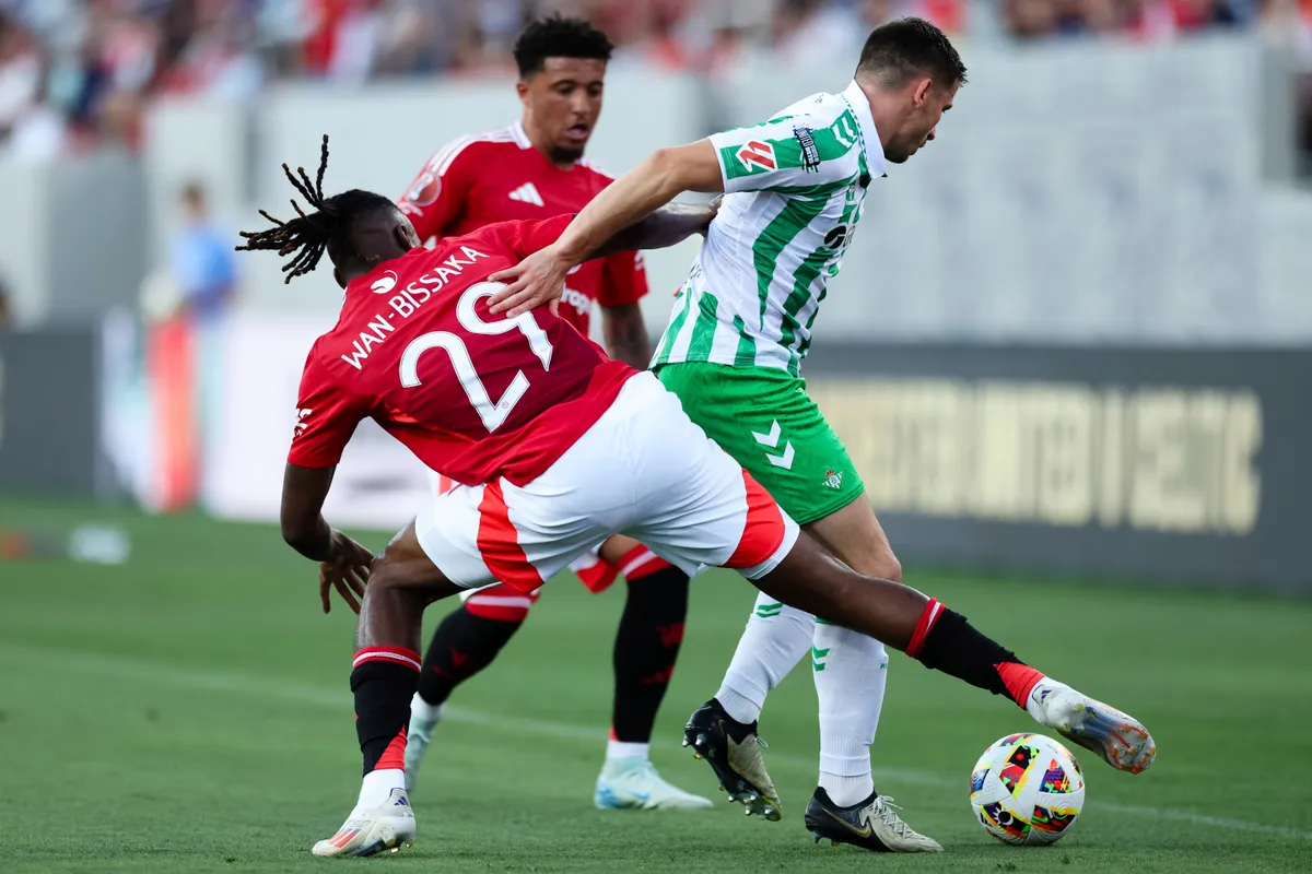 Man United chỉ còn 3 hậu vệ trước trận Siêu cúp Anh với Man City - Ảnh 1. Man United chỉ còn 3 hậu vệ trước trận Siêu cúp Anh với Man City - Ảnh 1.