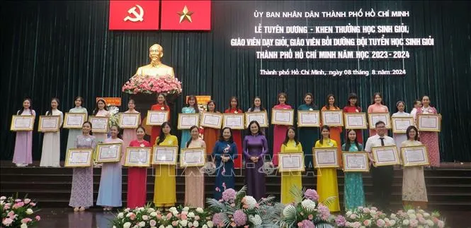 TP Hố Hồ Chí Minh tuyên dương học sinh và giáo viên có thành tích xuất sắc  - Ảnh 1.