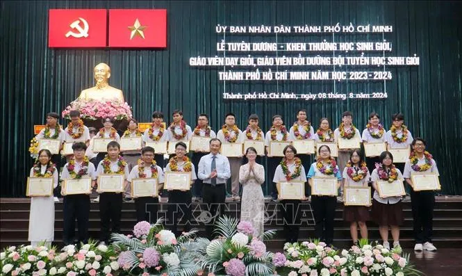 TP Hố Hồ Chí Minh tuyên dương học sinh và giáo viên có thành tích xuất sắc  - Ảnh 2.