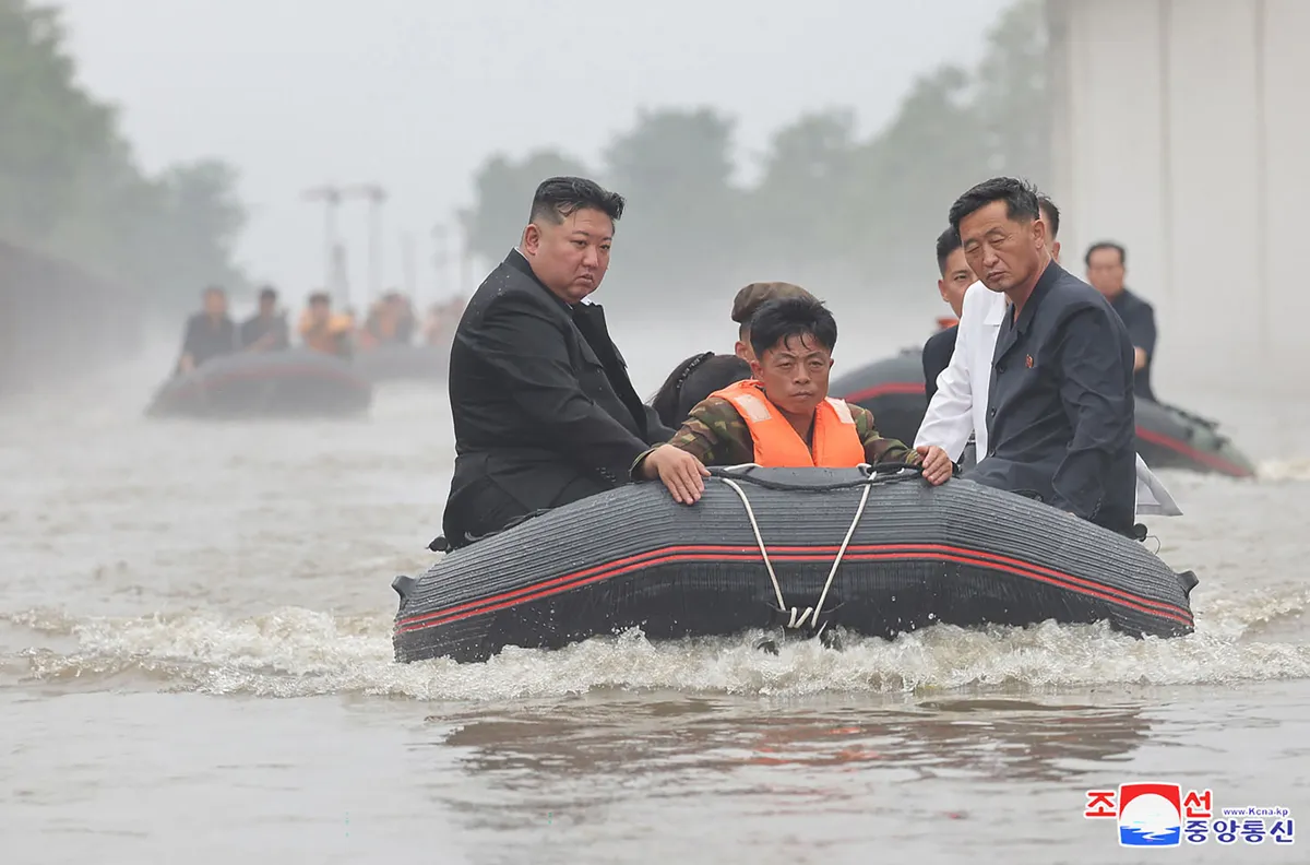 Lãnh đạo Triều Tiên Kim Jong-un thăm lại vùng bị ngập lụt, lên kế hoạch sơ tán người dân - Ảnh 1.