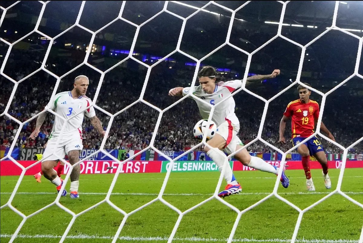 Riccardo Calafiori - chìa khóa để Arsenal xưng vương Ngoại hạng Anh - Ảnh 3. Riccardo Calafiori - chìa khóa để Arsenal xưng vương Ngoại hạng Anh - Ảnh 3.