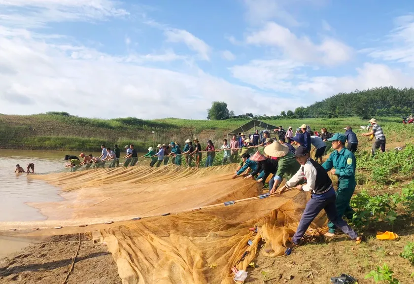 Lao xuống hồ cứu 2 trẻ, người phụ nữ mang thai cùng bị đuối nước thương tâm - Ảnh 1.