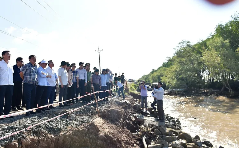 Cần làm tốt công tác dự báo sạt lở, kiên quyết di dời dân cư ra khỏi vùng xung yếu - Ảnh 3.