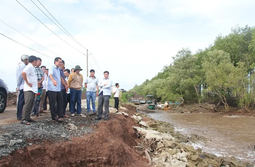 Phó Thủ tướng Trần Lưu Quang khảo sát sạt lở đê biển ở Bạc Liêu - Ảnh 1.