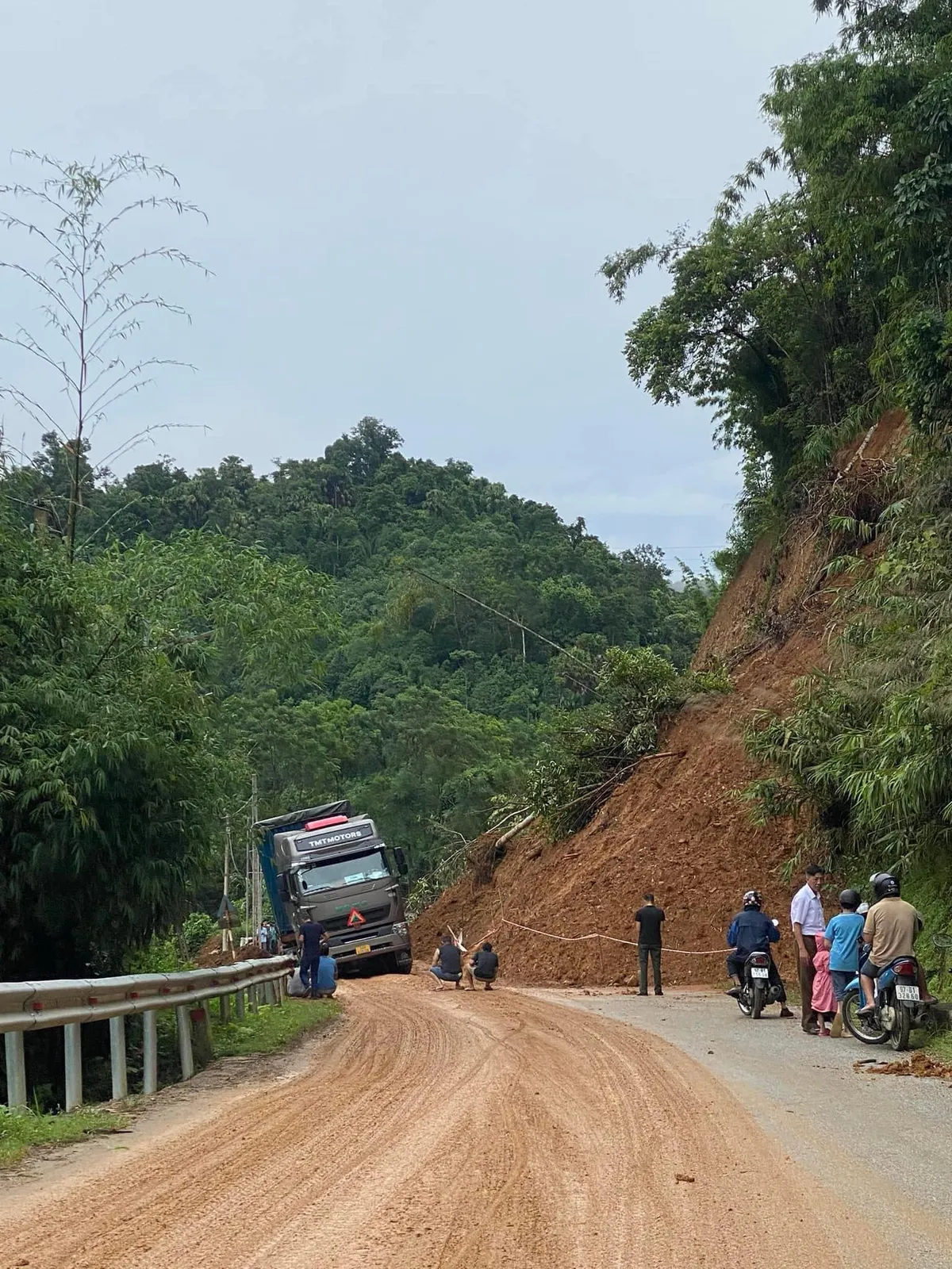 Vùng núi Bắc Bộ lại sạt lở, ngập úng sau 1 đêm mưa to - Ảnh 7.