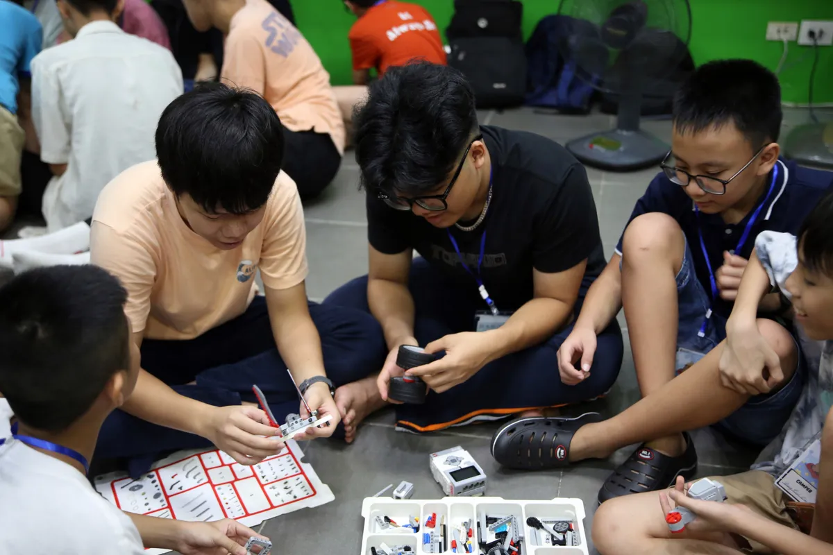 GART Robotics Camp 2024: Khơi dậy niềm đam mê sáng tạo của thiếu niên - Ảnh 23.