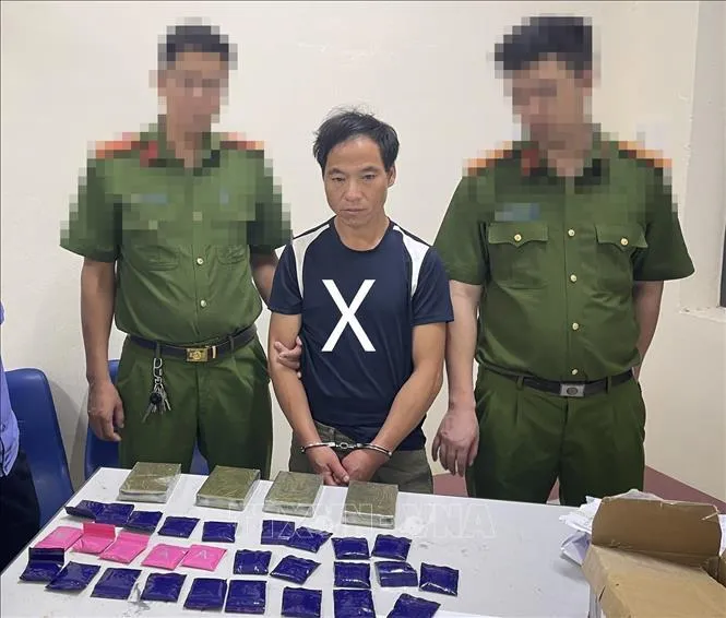 Bắt giữ đối tượng buôn gần 1,5 kg heroin và hơn 6.000 viên ma túy tổng hợp - Ảnh 1.