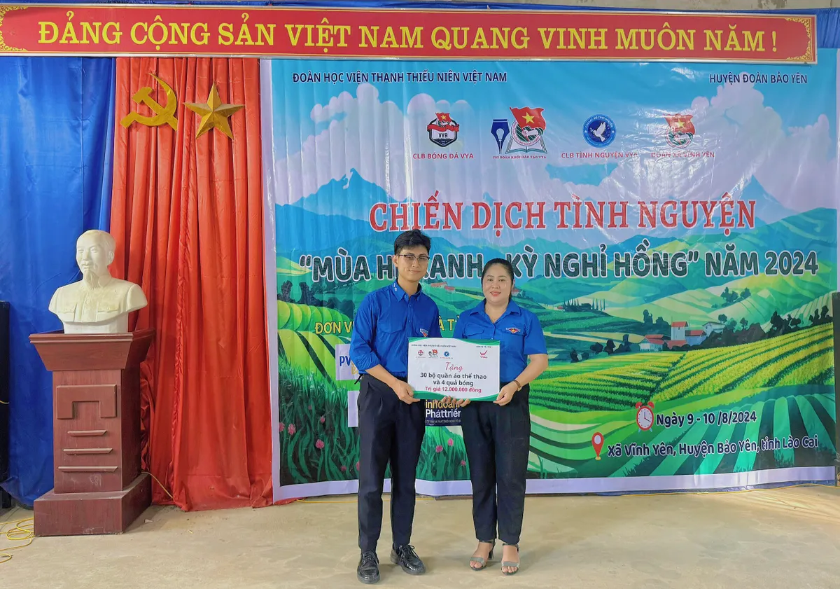 Thanh niên mang yêu thương từ thủ đô lên miền Tây Bắc - Ảnh 3.