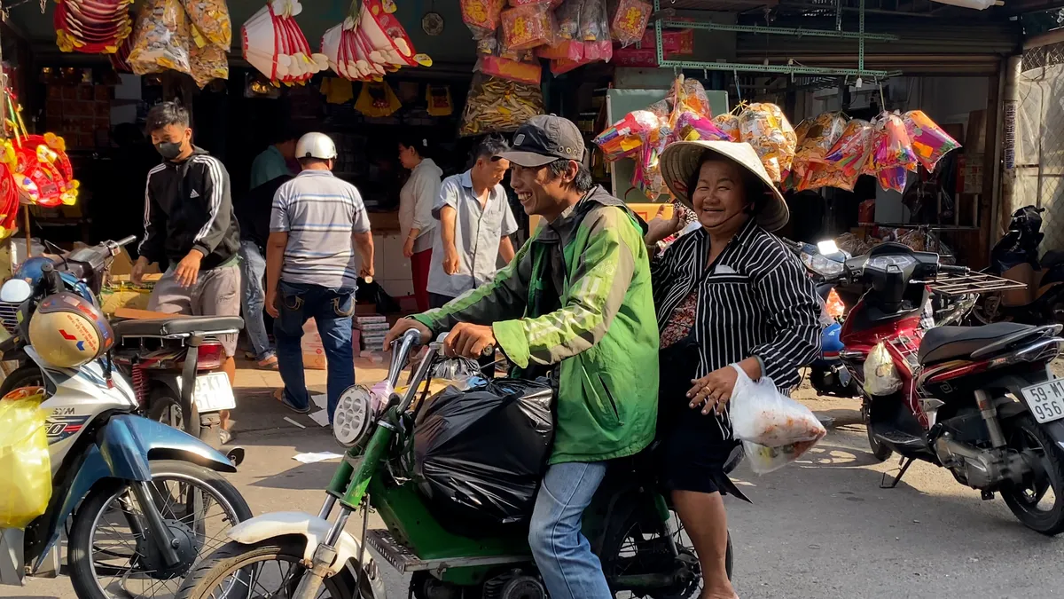 Chợ vàng mã ở TP Hồ Chí Minh nhộn nhịp trước dịp rằm tháng 7 - Ảnh 8.