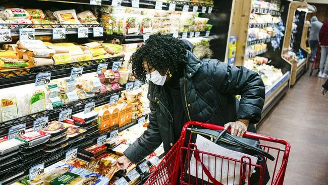 Người Mỹ thay đổi th&oacute;i quen ti&ecirc;u d&ugrave;ng sau lạm ph&aacute;t - Ảnh 1.