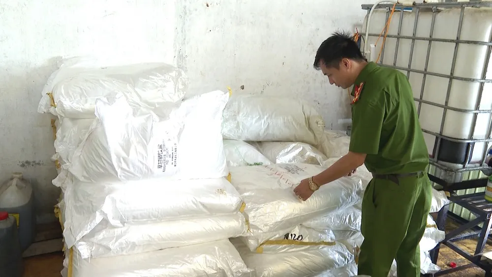 Triệt ph&aacute; 4 kho xưởng sản xuất thuốc diệt cỏ giả thu giữ hơn 4.800 sản phẩm  - Ảnh 3.