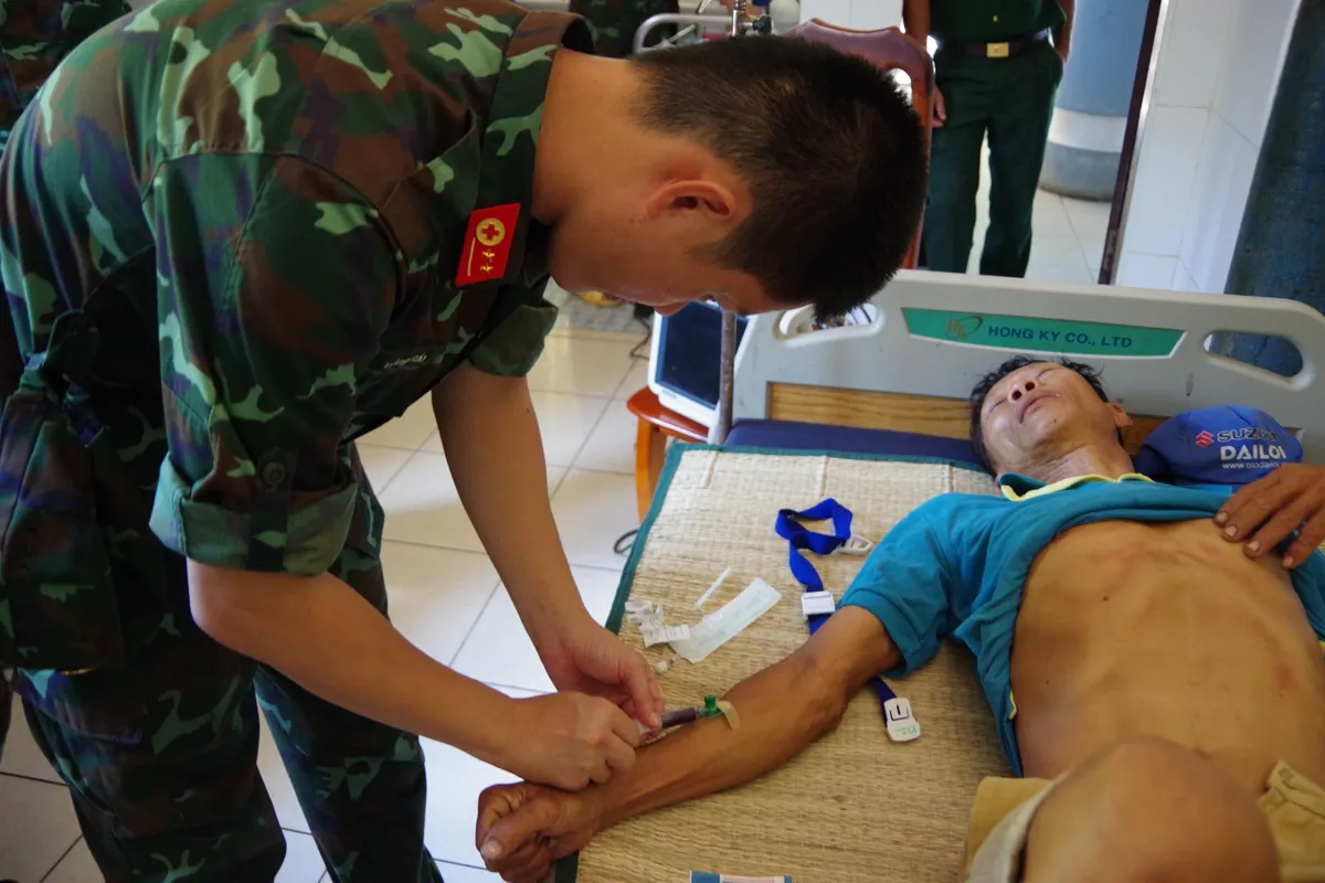 Trung t&acirc;m Y tế Trường Sa cấp cứu ngư d&acirc;n tỉnh B&igrave;nh Định - Ảnh 1.