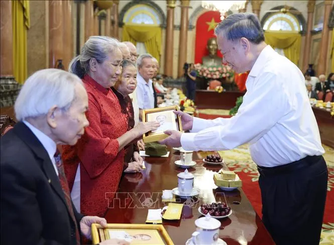 Tổng B&iacute; thư, Chủ tịch nước T&ocirc; L&acirc;m gặp mặt c&aacute;n bộ từng phục vụ B&aacute;c Hồ tại Phủ Chủ tịch - Ảnh 3.