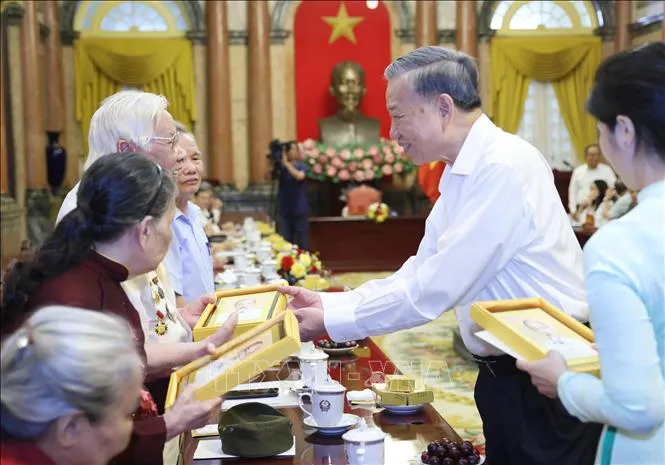 Tổng B&iacute; thư, Chủ tịch nước T&ocirc; L&acirc;m gặp mặt c&aacute;n bộ từng phục vụ B&aacute;c Hồ tại Phủ Chủ tịch - Ảnh 1.