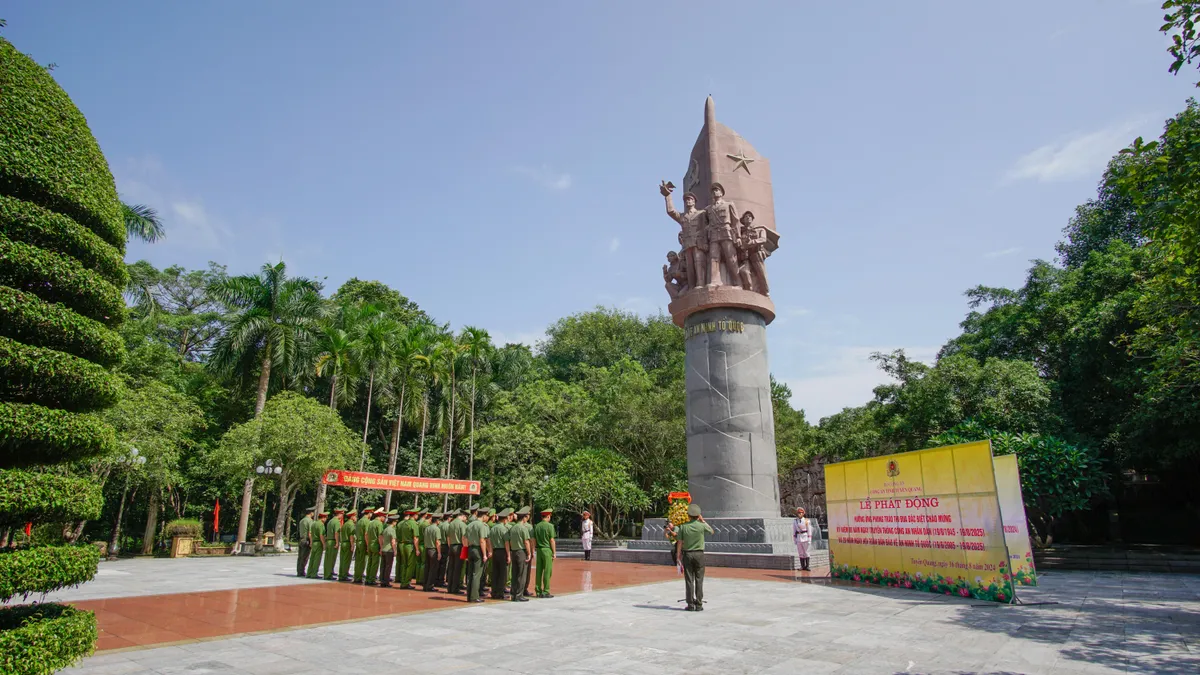 Tuyên Quang: Phát động phong trào thi đua chào mừng 80 năm Ngày truyền thống Công an nhân dân - Ảnh 2.