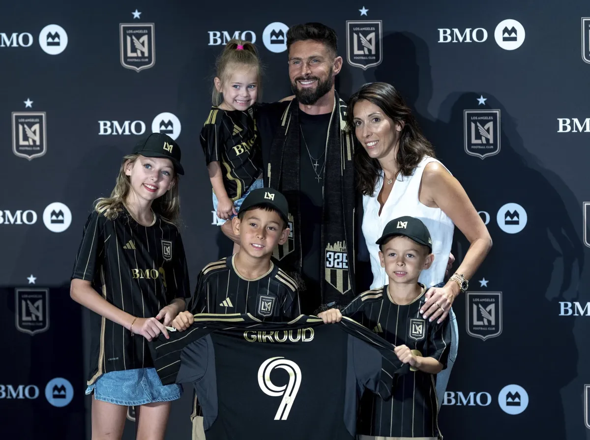 Tiền đạo người Ph&aacute;p ra mắt CLB Los Angeles FC - Ảnh 1.