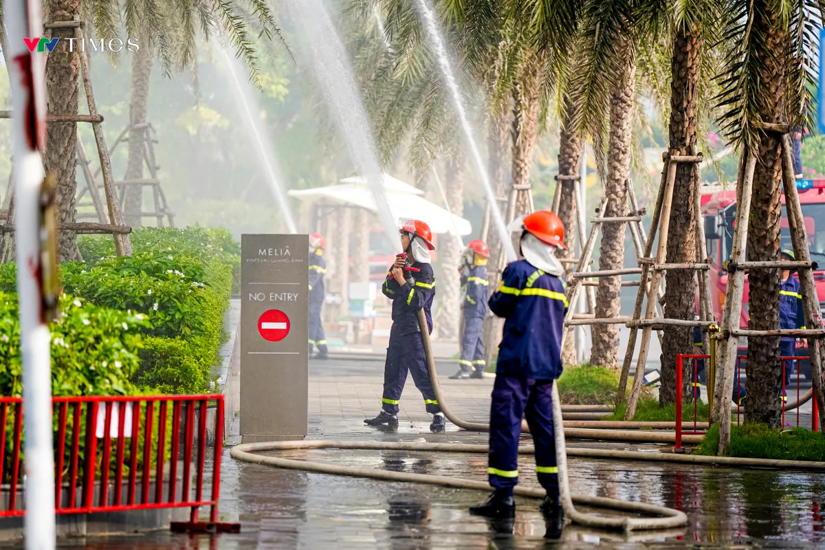 Quảng Bình: Gần 300 người diễn tập phòng cháy chữa cháy trung tâm thương mại - Ảnh 8.