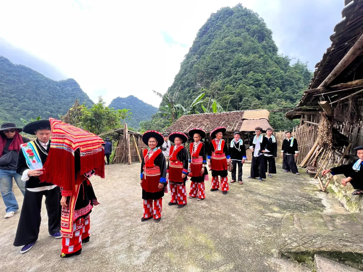 Toàn cảnh đám cưới chuẩn trong mơ của Chải Đi giữa trời rực rỡ - Ảnh 2.