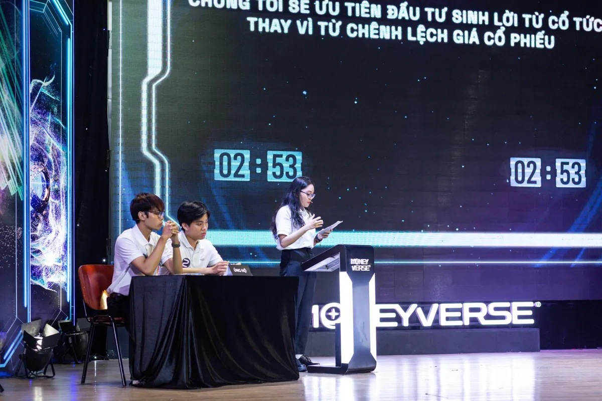 Sơ loại Vũ trụ Đồng tiền: Sắc sảo phần tranh biện tại Đại học Kinh tế - Luật, ĐH Quốc gia TP Hồ Ch&iacute; Minh - Ảnh 5.