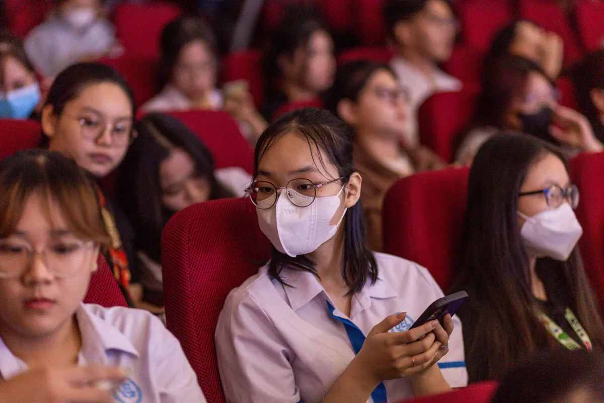 Sơ loại Vũ trụ Đồng tiền: Sắc sảo phần tranh biện tại Đại học Kinh tế - Luật, ĐH Quốc gia TP Hồ Ch&iacute; Minh - Ảnh 6.