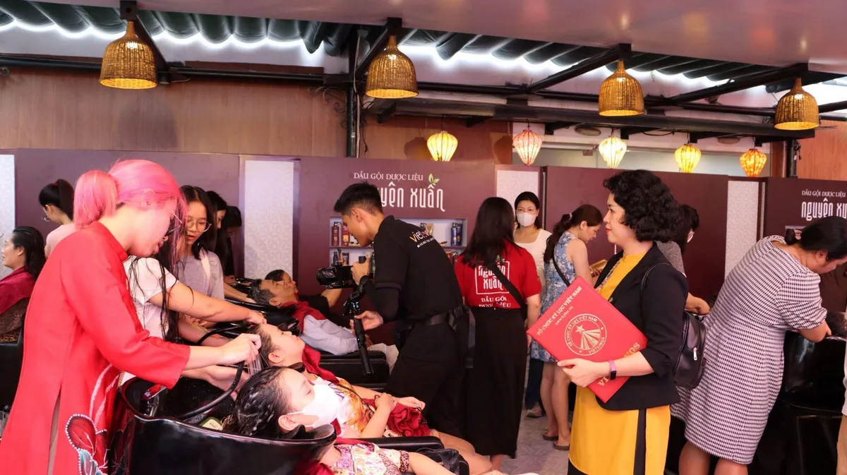 Hoạt động gội đầu hiếu nghĩa của Nguyên Xuân được xác lập kỷ lục Việt Nam - Ảnh 2. Hoạt động gội đầu hiếu nghĩa của Nguyên Xuân được xác lập kỷ lục Việt Nam - Ảnh 2.