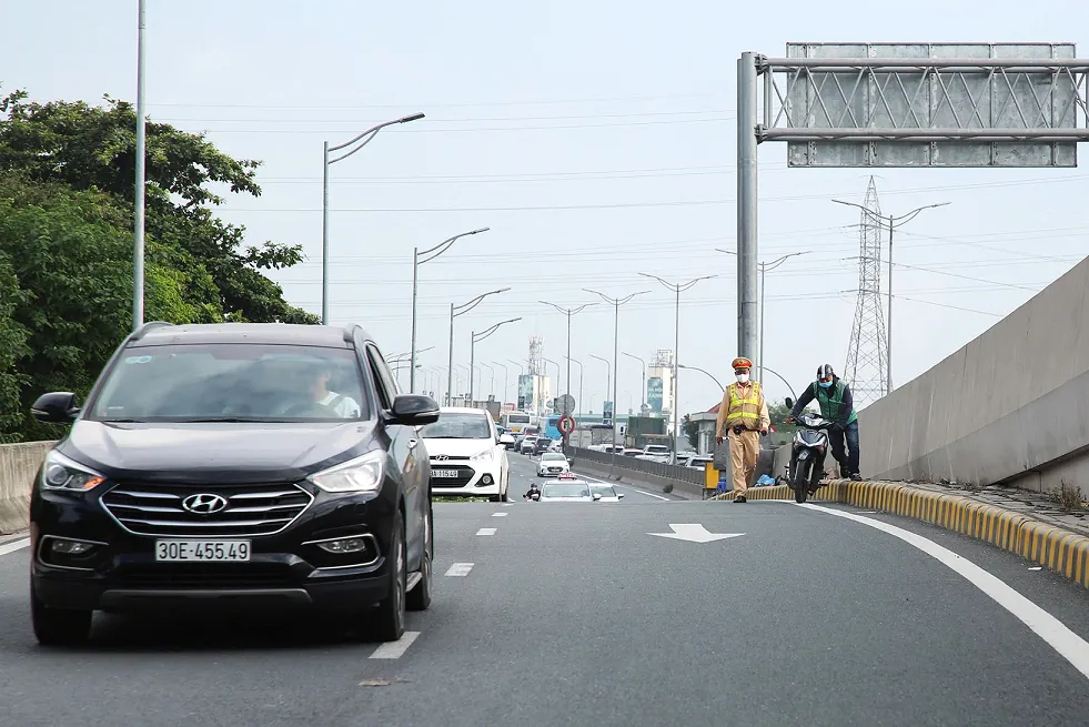 Cảnh sát giao thông mật phục xử lý xe ôm bắt khách trên cầu Thăng Long - Ảnh 1.