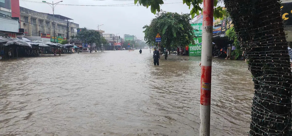 Thái Nguyên tiếp tục ngập sâu, ô tô trôi bồng bềnh - Ảnh 4.