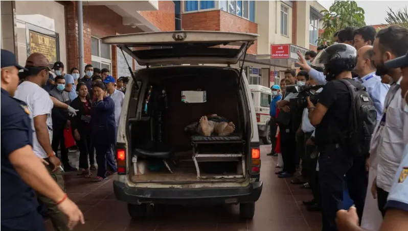 Xe kh&aacute;ch lao xuống s&ocirc;ng tại Nepal, 27 người tử vong - Ảnh 2.