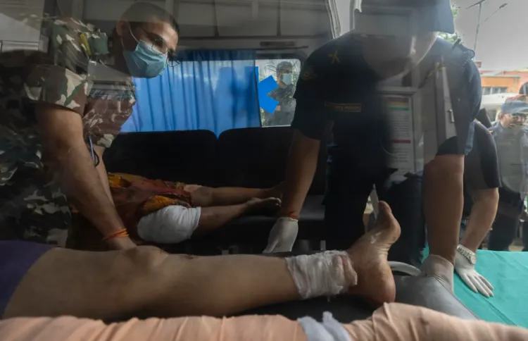 Xe kh&aacute;ch lao xuống s&ocirc;ng tại Nepal, 27 người tử vong - Ảnh 1.