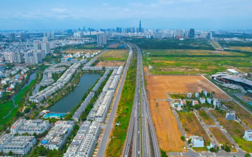 TP Hồ Chí Minh cần hơn 4 triệu tỷ đồng đầu tư để vượt bẫy thu nhập trung bình - Ảnh 1.