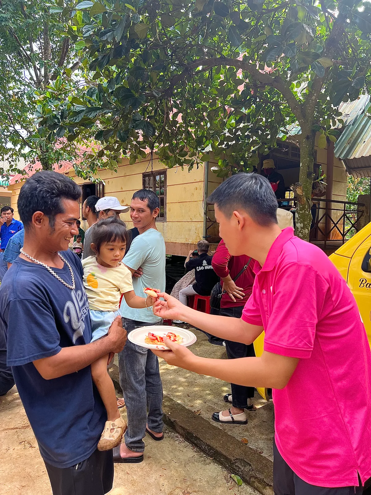 Ngày hội thiếu nhi mang niềm vui tới buôn làng ở Tây Nguyên - Ảnh 1.