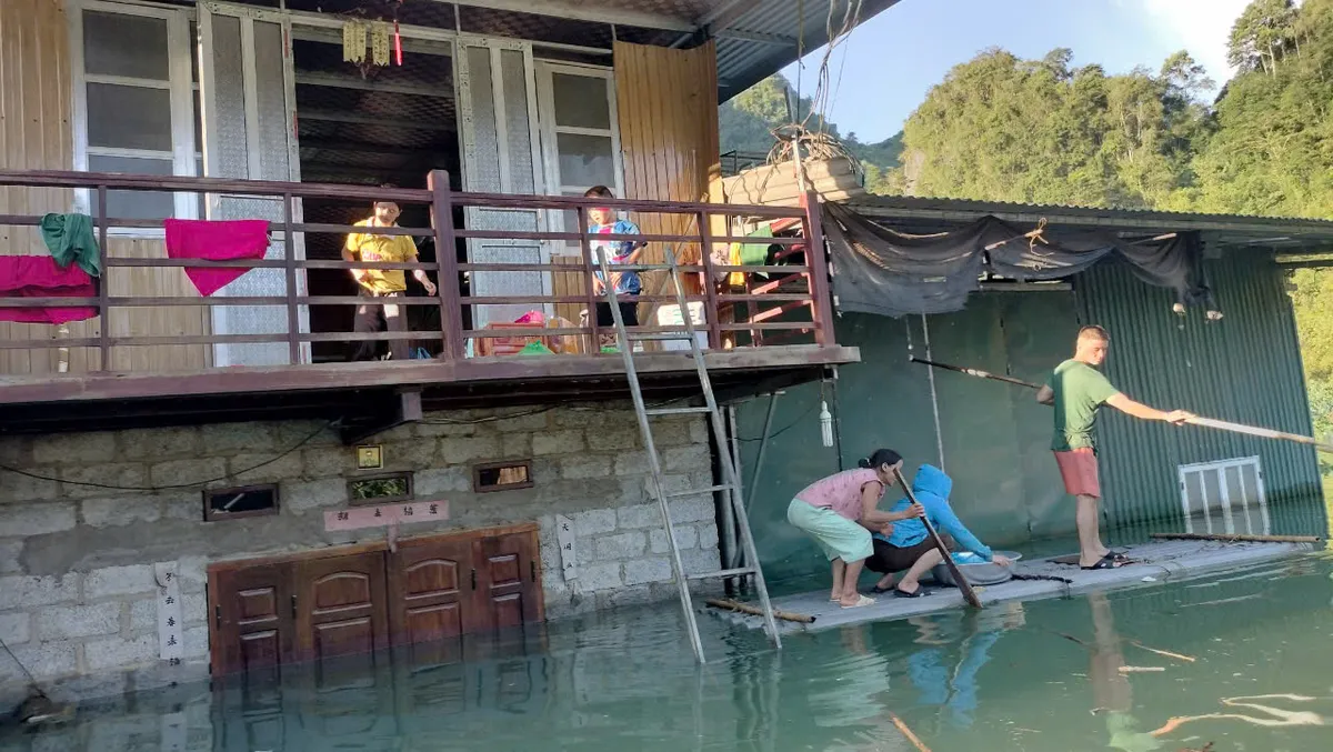 Trùng Khánh (Cao Bằng) vẫn bị cô lập, ngập sâu gần 3m - Ảnh 5.