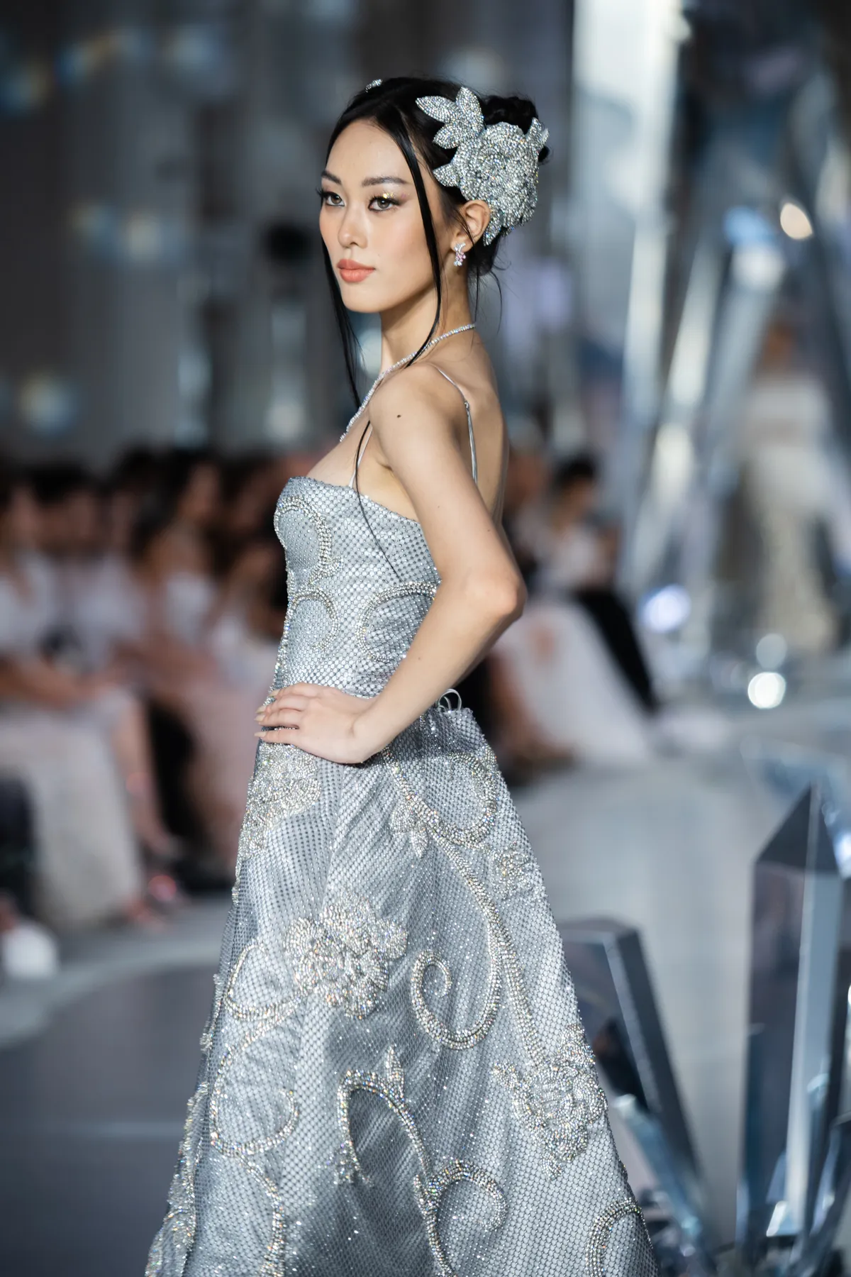 Con gái Quyền Linh khoe vẻ đẹp ngọt ngào tuổi 18 khi lần đầu catwalk ở show Chung Thanh Phong - Ảnh 2.