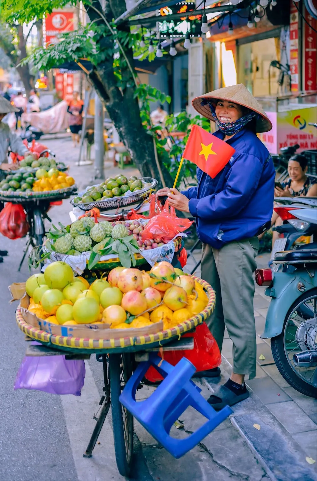 Những người thợ xẻ vải, xâu kim, thêu sao vàng, dệt hồn Tổ quốc   - Ảnh 12.