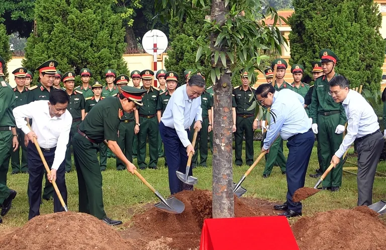 Tổng Bí thư, Chủ tịch nước Tô Lâm làm việc với Ban Thường vụ Quân ủy Trung ương - Ảnh 2.