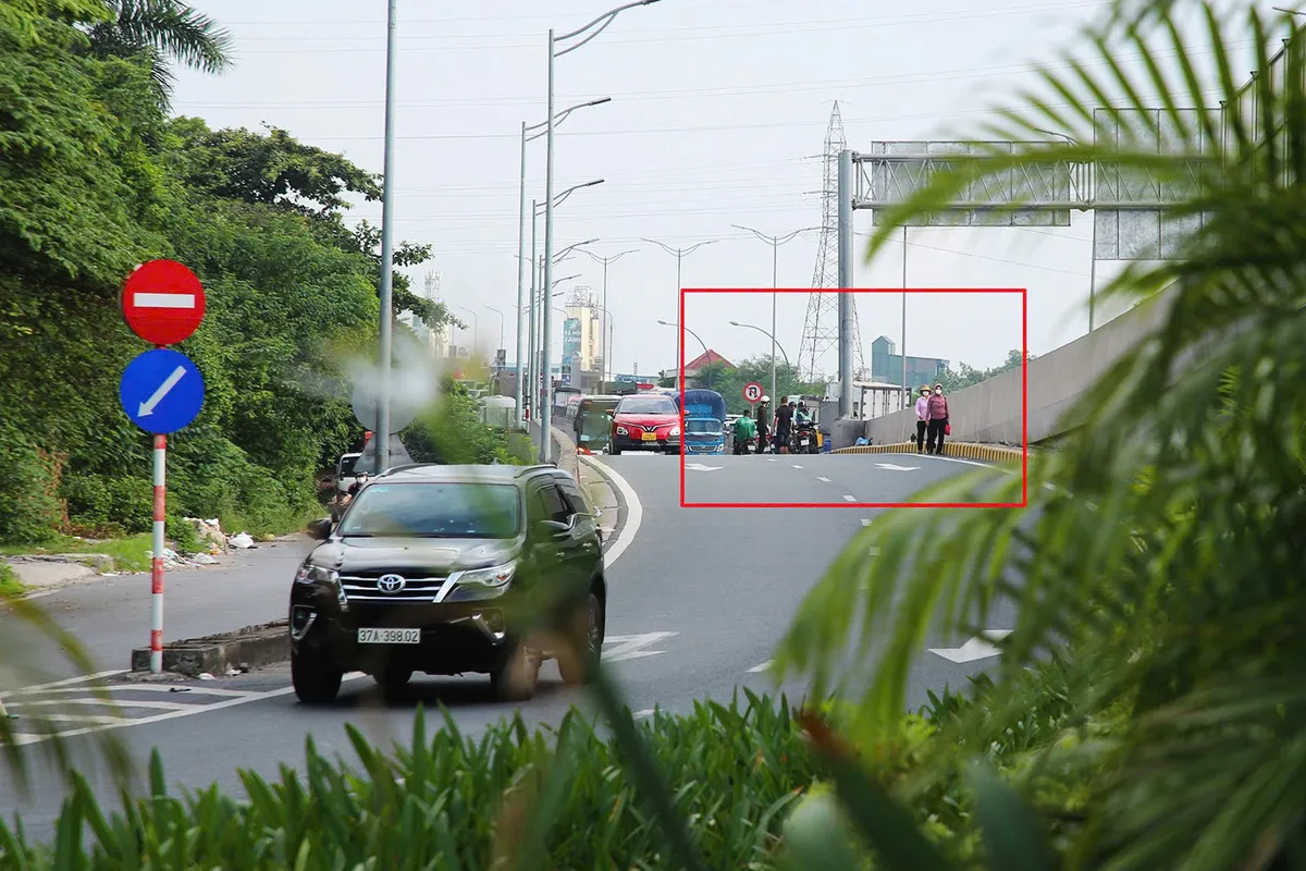 CSGT H&agrave; Nội xử l&yacute; nghi&ecirc;m xe &ocirc;m ch&egrave;o k&eacute;o kh&aacute;ch tr&ecirc;n V&agrave;nh đai 3 - Ảnh 1.