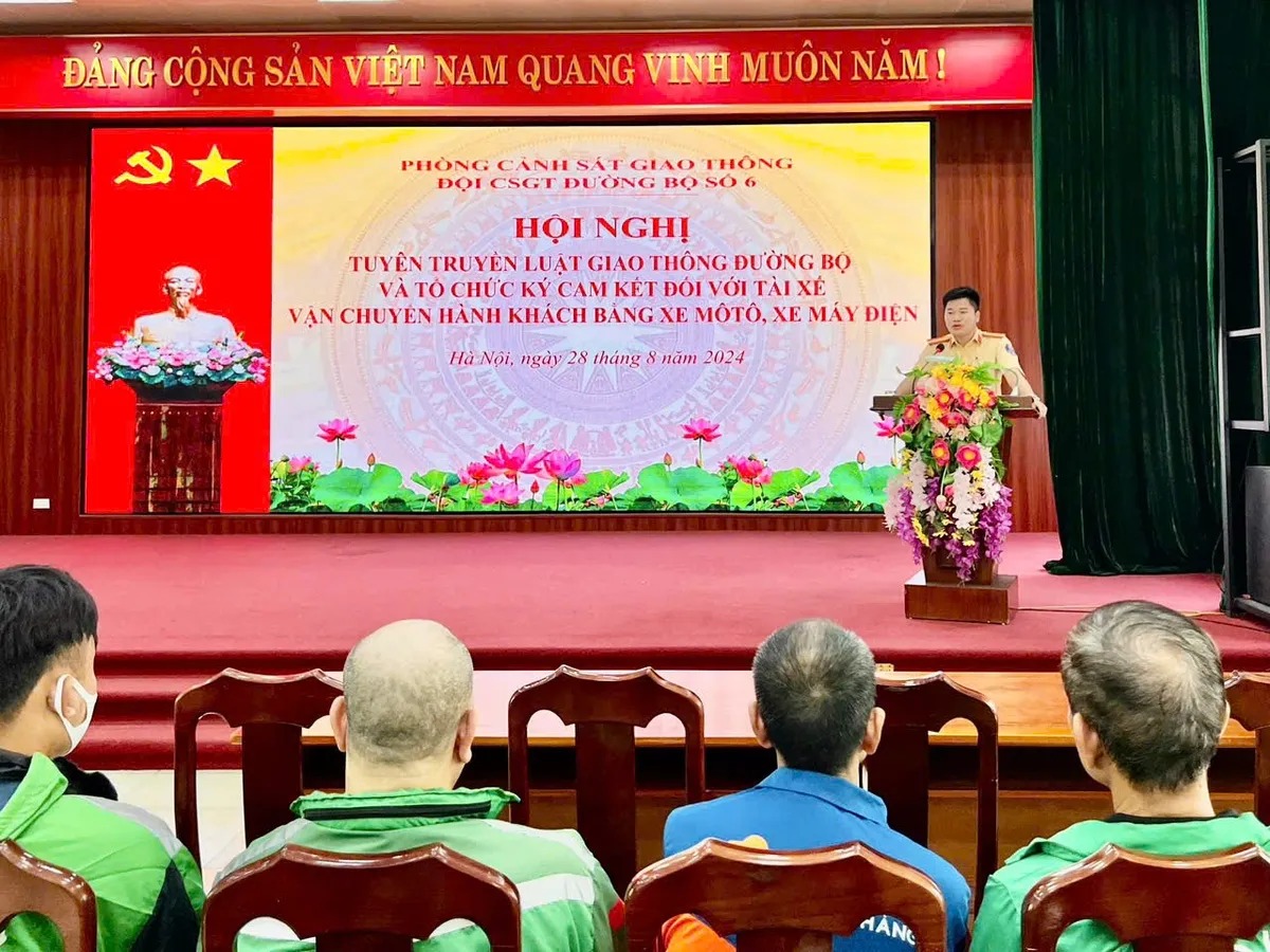 CSGT H&agrave; Nội xử l&yacute; nghi&ecirc;m xe &ocirc;m ch&egrave;o k&eacute;o kh&aacute;ch tr&ecirc;n V&agrave;nh đai 3 - Ảnh 4.