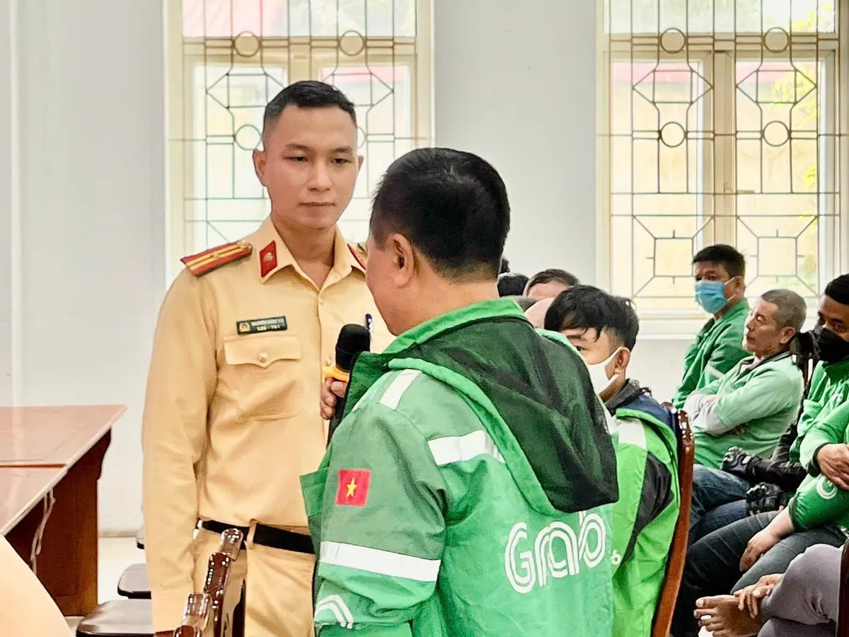 CSGT H&agrave; Nội xử l&yacute; nghi&ecirc;m xe &ocirc;m ch&egrave;o k&eacute;o kh&aacute;ch tr&ecirc;n V&agrave;nh đai 3 - Ảnh 5.