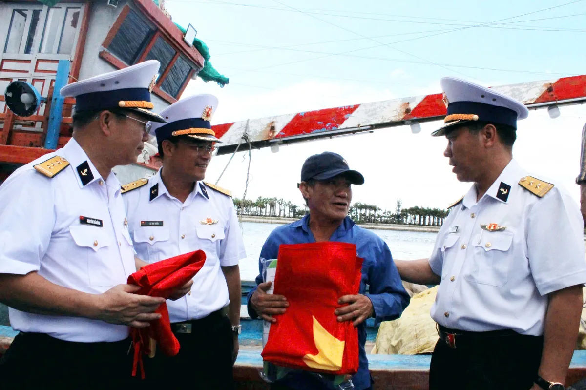 Hải quân Việt Nam làm điểm tựa cho ngư dân vươn khơi bám biển - Ảnh 2.