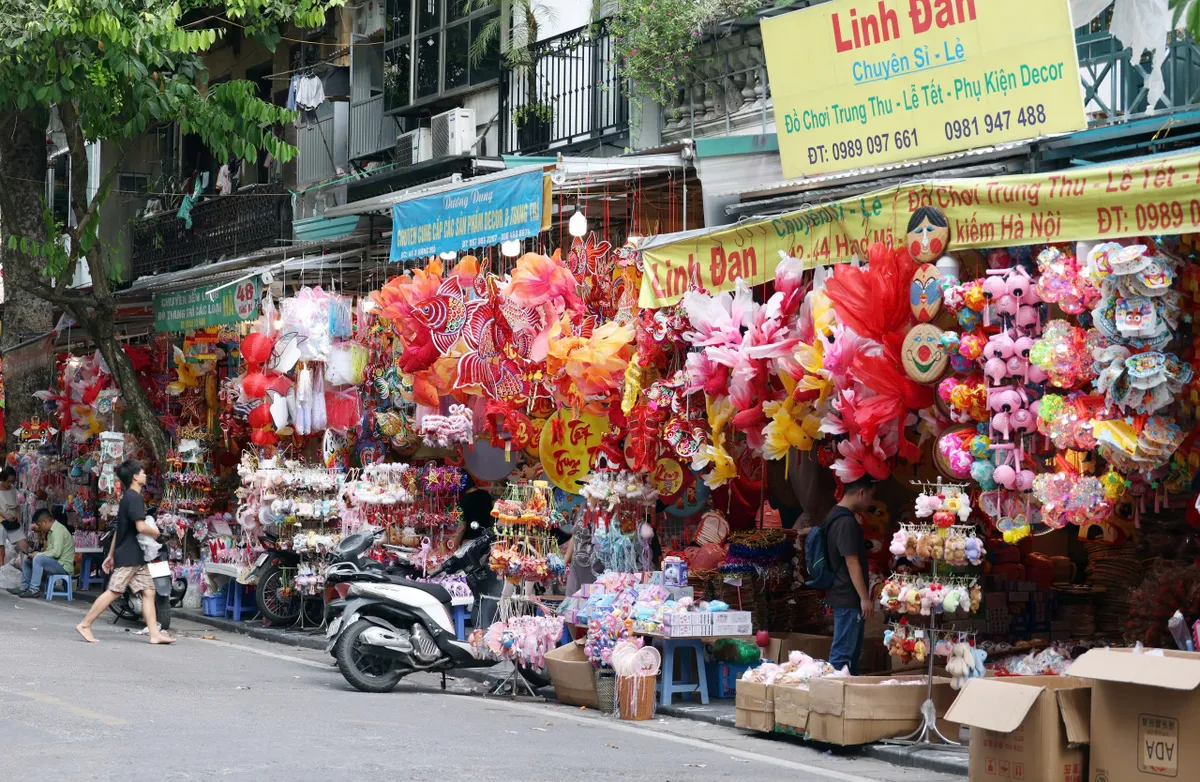 Không khí Trung thu đã về với phố Hàng Mã - Ảnh 1.